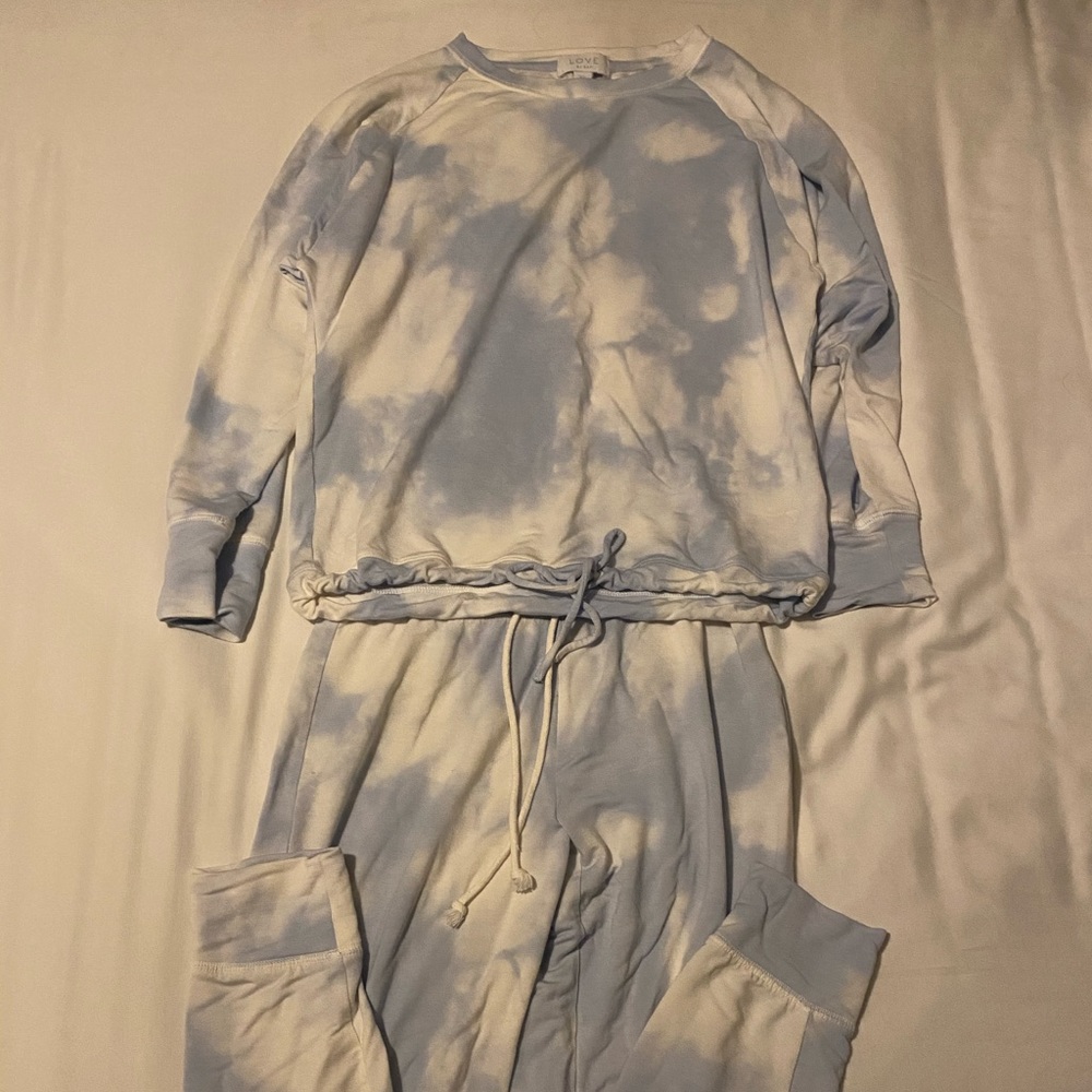 Women’s Love by Gap tie dye outfit